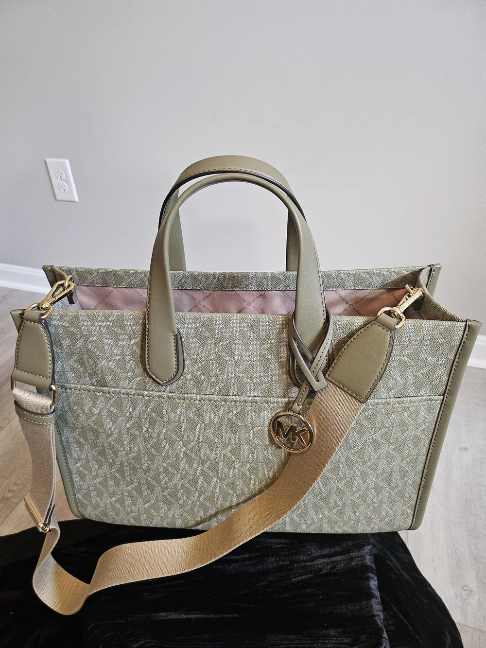 Michael Kors – Large Safari Green Tote/Bag w/Detachable Shoulder Strap (O/S)